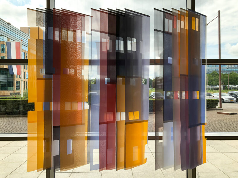 Sample3 Block serie Henriette Santing Studio verticale jaloezie lichtwerk lamellen kleur transparant Dutch Design Hotel Artemis